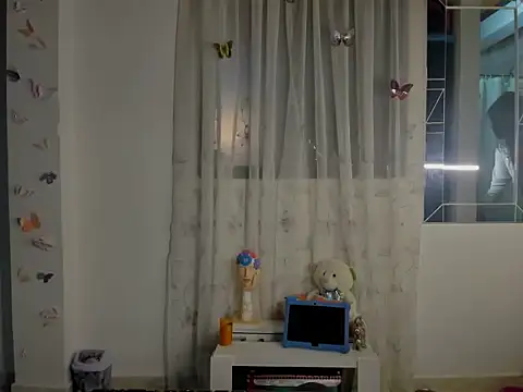 perla-thomson online show from December 3, 2025, 11:25 pm