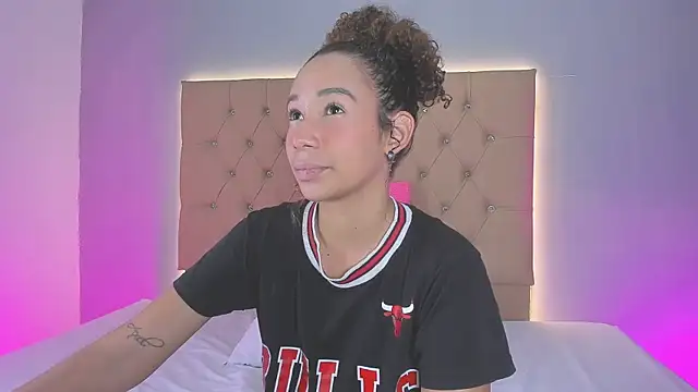 EmmaLawrence  online show from February 4, 2026, 7:53 pm