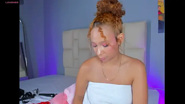 EmmaLawrence  online show from April 11, 2026, 7:45 am