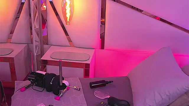 Sophie-velvet online show from May 14, 2026, 8:04 pm