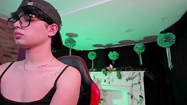 HotThreesoome online show from March 19, 2026, 12:31 pm