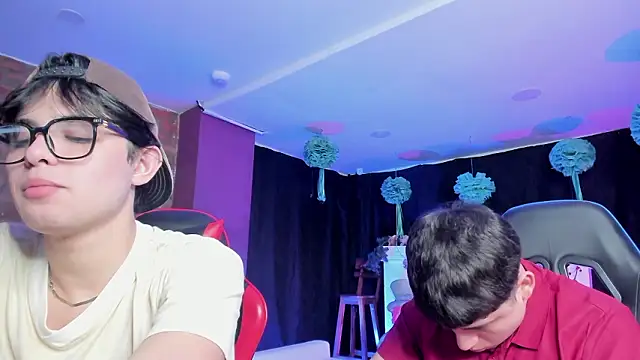 HotThreesoome online show from March 21, 2026, 12:43 pm