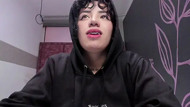 Kiara Fox   online show from April 2, 2026, 10:02 am