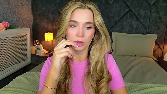 Snapshot of Lina_Sinerz chatting on July 8, 2026, 8:35 pm Lina Sinerz online show from July 8, 2026, 8:35 pm