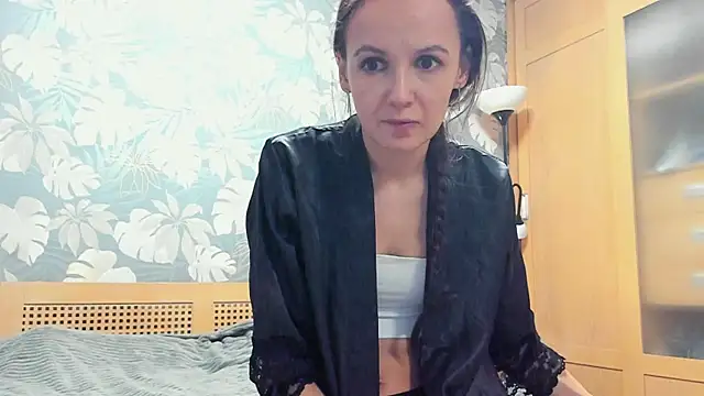 Snapshot of OliviaMuur chatting on December 23, 2025, 5:05 am OliviaMuur online show from December 23, 2025, 5:05 am