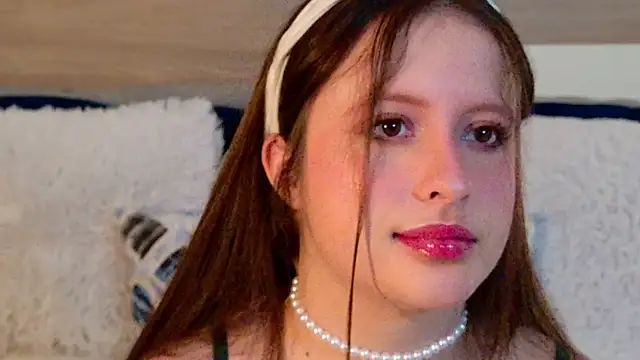 BellaFlecher online show from December 17, 2025, 12:22 pm