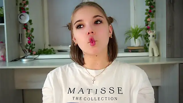 Snapshot of SolBurri chatting on December 21, 2025, 1:46 am SolBurri online show from December 21, 2025, 1:46 am