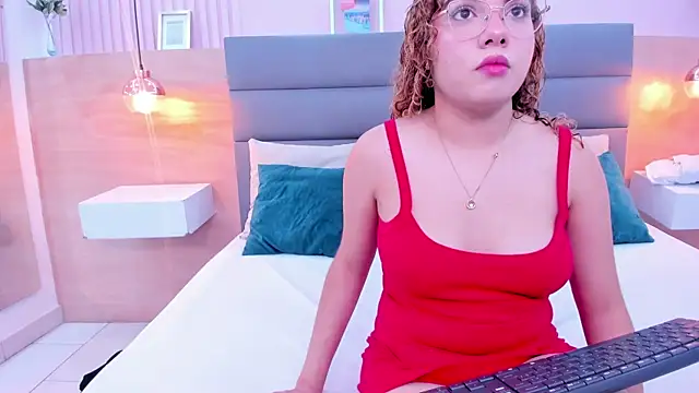 Snapshot of abril_dolly chatting on December 18, 2025, 12:22 pm abril dolly online show from December 18, 2025, 12:22 pm