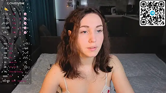 Snapshot of Alena_MellS chatting on December 17, 2025, 4:40 am Alena MellS online show from December 17, 2025, 4:40 am