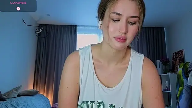 Snapshot of KiraBodrick chatting on July 28, 2026, 4:39 pm KiraBodrick online show from July 28, 2026, 4:39 pm