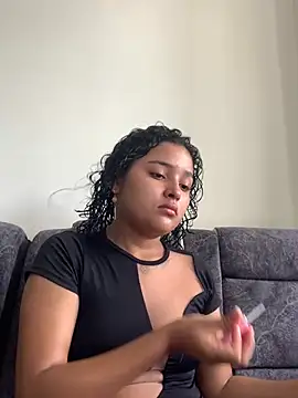 ladulcemary  online show from April 17, 2026, 8:01 pm