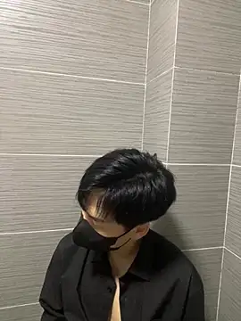 kimze7 online show from April 18, 2026, 1:48 pm