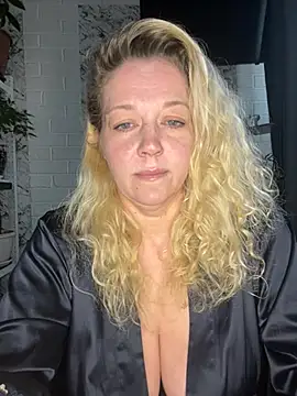 JenniferCarmen online show from May 21, 2026, 2:07 am