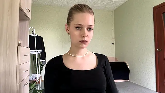 ZaidaSchwarten online show from May 18, 2026, 1:06 pm
