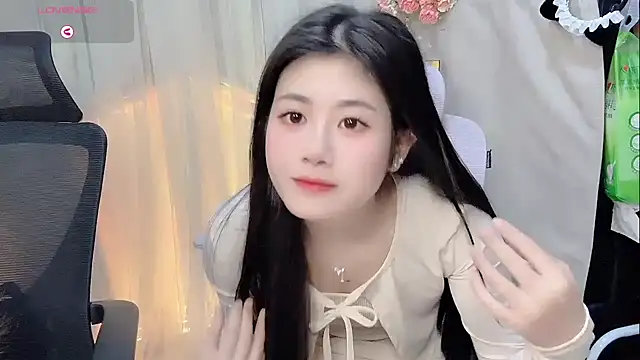 Snapshot of Yvonne-07 chatting on December 16, 2025, 12:43 pm Yvonne-07 online show from December 16, 2025, 12:43 pm