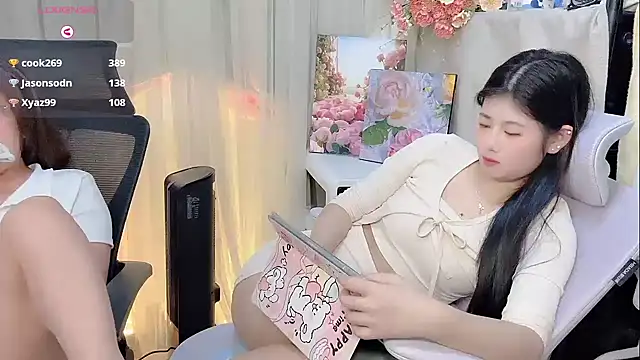 Snapshot of Yvonne-07 chatting on December 17, 2025, 12:49 am Yvonne-07 online show from December 17, 2025, 12:49 am