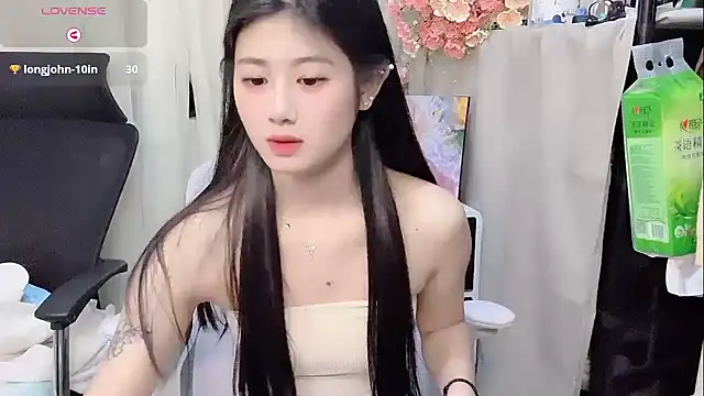 Snapshot of Yvonne-07 chatting on December 17, 2025, 12:55 pm Yvonne-07 online show from December 17, 2025, 12:55 pm