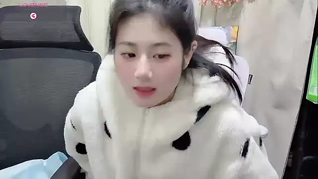 Snapshot of Yvonne-07 chatting on December 19, 2025, 11:28 am Yvonne-07 online show from December 19, 2025, 11:28 am