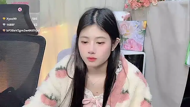 Snapshot of Yvonne-07 chatting on December 21, 2025, 12:07 am Yvonne-07 online show from December 21, 2025, 12:07 am