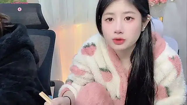 Snapshot of Yvonne-07 chatting on December 22, 2025, 10:23 am Yvonne-07 online show from December 22, 2025, 10:23 am