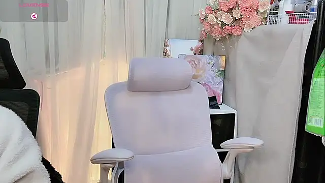 Snapshot of Yvonne-07 chatting on January 7, 2026, 8:55 pm Yvonne-07 online show from January 7, 2026, 8:55 pm