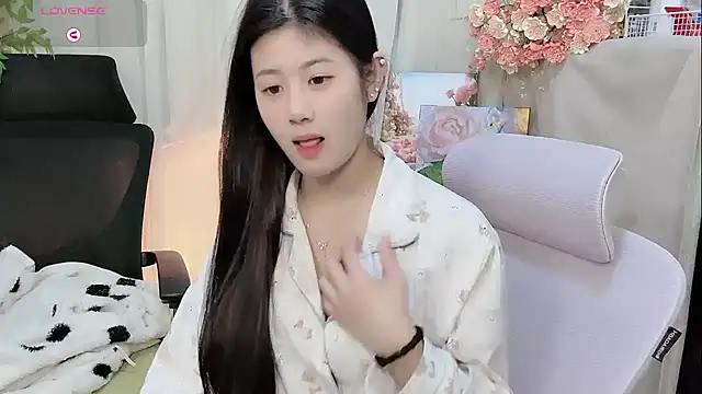 Snapshot of Yvonne-07 chatting on January 8, 2026, 12:40 pm Yvonne-07 online show from January 8, 2026, 12:40 pm