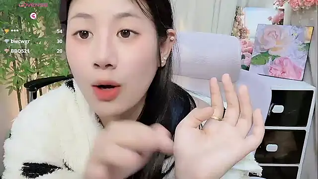 Snapshot of Yvonne-07 chatting on January 13, 2026, 8:19 am Yvonne-07 online show from January 13, 2026, 8:19 am