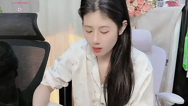 Snapshot of Yvonne-07 chatting on January 13, 2026, 9:09 pm Yvonne-07 online show from January 13, 2026, 9:09 pm