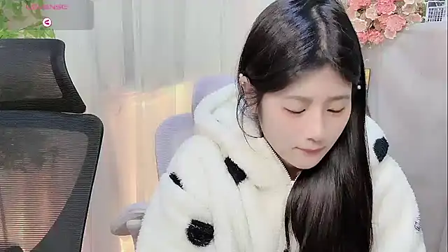 Snapshot of Yvonne-07 chatting on January 14, 2026, 12:55 pm Yvonne-07 online show from January 14, 2026, 12:55 pm