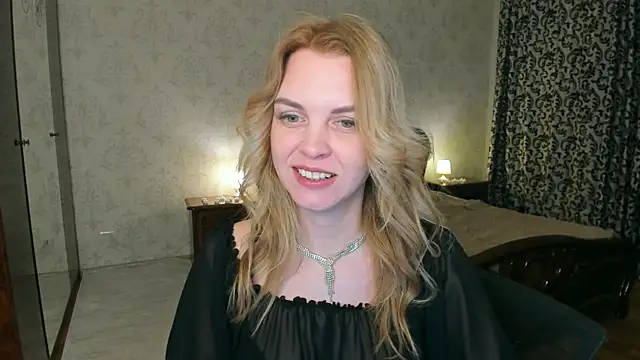 LunaFlinn online show from March 5, 2026, 4:19 am