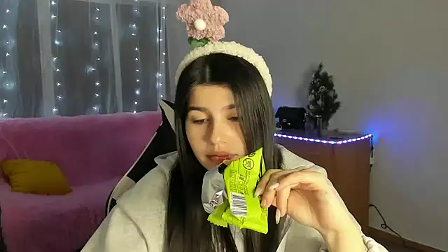 Snapshot of KisaModel chatting on January 10, 2026, 8:32 pm KisaModel online show from January 10, 2026, 8:32 pm