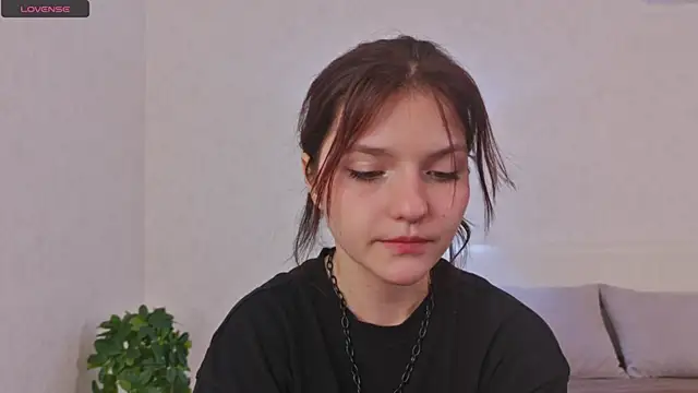 NyraVesperis online show from April 22, 2026, 6:49 am