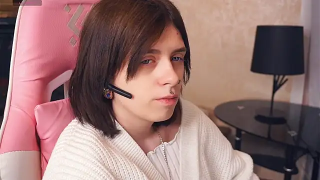 IleanaPishko online show from December 18, 2025, 7:03 am