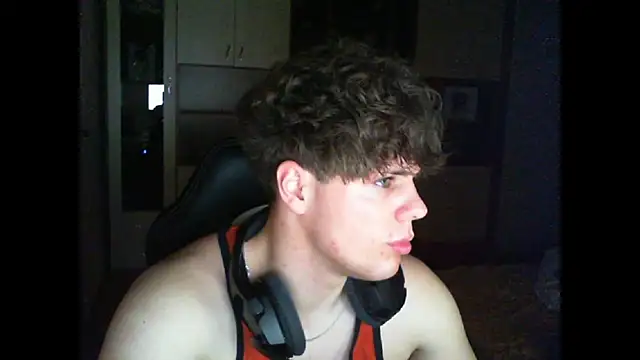 GymGuy0505 online show from December 15, 2025, 10:47 pm