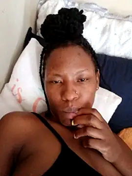 Snapshot of Merveiller chatting on December 17, 2025, 12:55 pm Merveiller online show from December 17, 2025, 12:55 pm