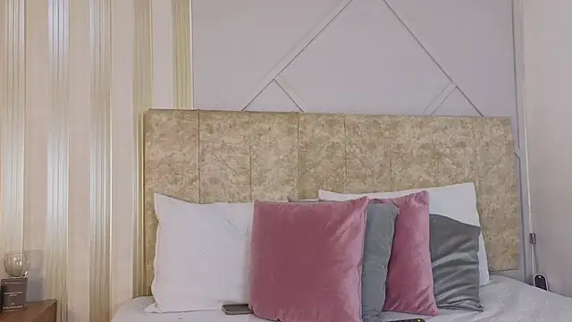 amber  moon  online show from December 20, 2025, 12:12 pm