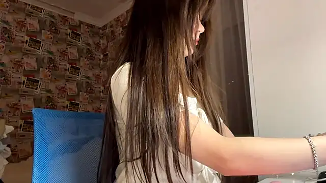 Snapshot of GuyedTheobid chatting on December 19, 2025, 2:13 pm GuyedTheobid online show from December 19, 2025, 2:13 pm