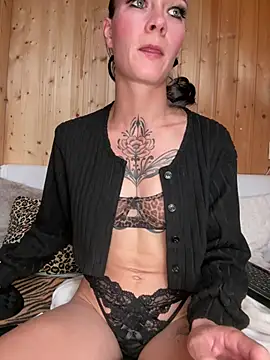 Snapshot of dein_traumchen chatting on June 10, 2026, 4:17 pm dein traumchen online show from June 10, 2026, 4:17 pm
