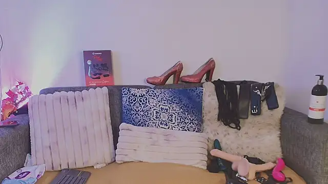 Laura hotmilf online show from April 2, 2026, 1:20 pm