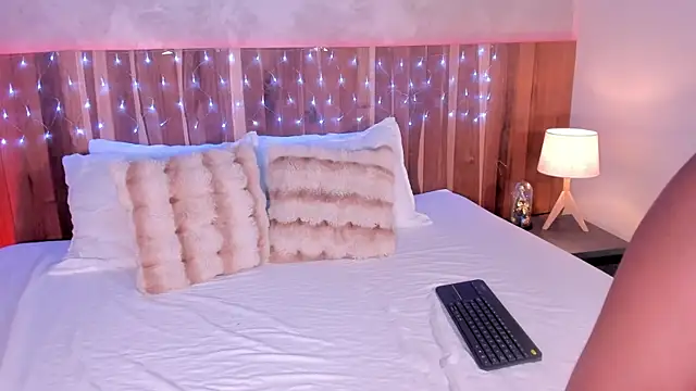 KrystalWoodss online show from December 16, 2025, 3:55 am