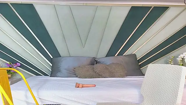 DulceeEsmeralda online show from April 22, 2026, 1:34 pm