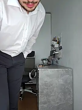 Lovebackground online show from January 31, 2025, 9:27 am