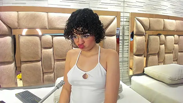 chloe cortez online show from December 18, 2025, 12:49 am