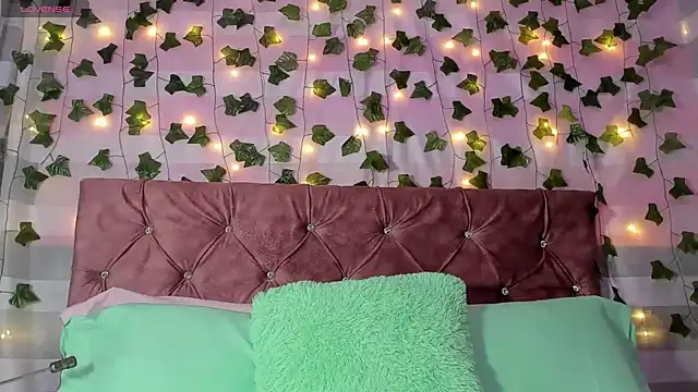 Ayla-marttinez online show from April 19, 2026, 12:33 am