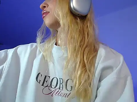 Snapshot of alina_lee chatting on December 19, 2025, 3:13 am alina lee online show from December 19, 2025, 3:13 am