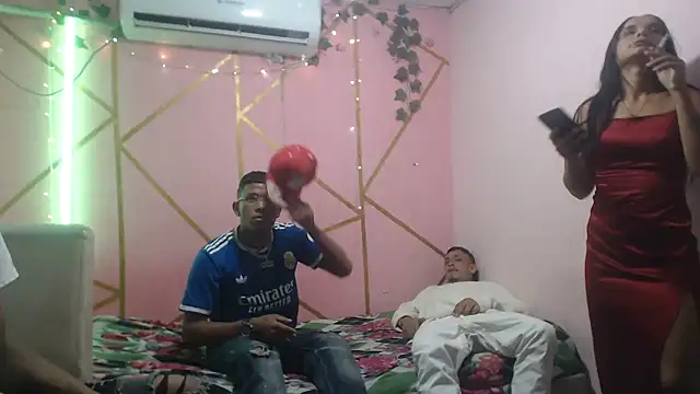 twobigscock23 online show from April 17, 2026, 4:37 am