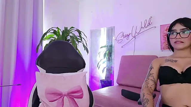 Emmy And Luna online show from April 16, 2026, 12:17 pm