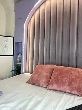 Miia Anderson online show from April 18, 2026, 11:47 am