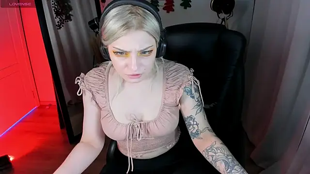 Snapshot of Aska_Asami chatting on December 19, 2025, 10:17 pm Aska Asami online show from December 19, 2025, 10:17 pm