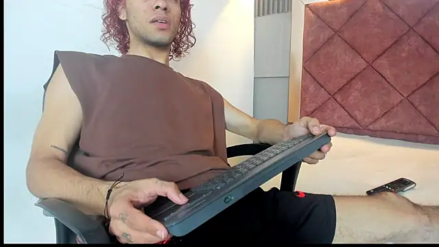 Snapshot of TAYSON_SCOTT chatting on December 18, 2025, 1:39 pm TAYSON SCOTT online show from December 18, 2025, 1:39 pm